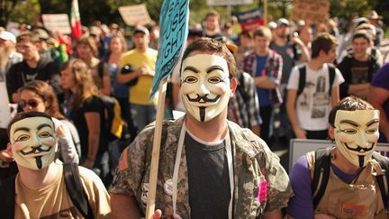 Ils imaginent alors ce masque blanc par&eacute; de joues ros&eacute;es, d'une moustache et d'un bouc. (CHIP SOMODEVILLA / GETTY IMAGES)