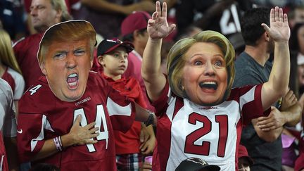 Les fans des Arizona Cardinals (NFL) jouent le match Trump-Clinton en tribune, le 17 ocotbre à Glendale. (NORM HALL / GETTY IMAGES NORTH AMERICA)