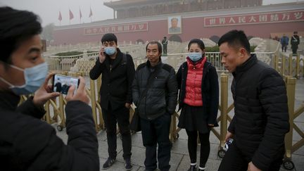 Des touristes devant la porte de Tiananmen, le 1er décembre 2015 à Pékin (Chine). (DAMIR SAGOLJ / REUTERS)