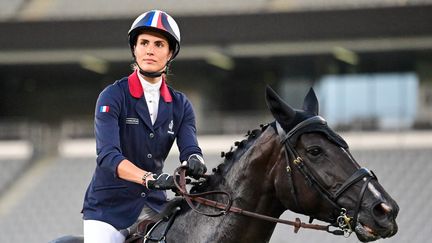 La Française Élodie Clouvel&nbsp;lors de l'épreuve d'équitation&nbsp;au pentathlon moderne, au stade de Tokyo, le 6 août 2021. (PEDRO PARDO / AFP)