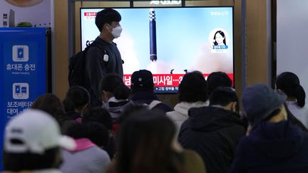 Des personnes regardent des images d'un essai de missile nord-coréen, dans une gare de Séoul (Corée du Sud), le 5 novembre 2022. (AHN YOUNG-JOON / AP)