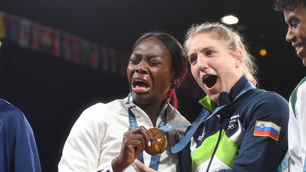 Malgré la déception d'avoir laissé filer l'or olympique, son objectif, Clarisse Agbégnénou, médaillée de bronze, préfère en rire. Elle mime, avec humour, cette déception avec la Slovène Andreja Leski, championne olympique des -63 kg, le 30 juillet 2024. (CHRISTOPHE SAIDI / SIPA)