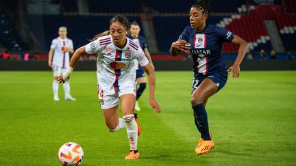 Selma Bacha de l'Olympique lyonnais face à Ashley Lawrence du Paris Saint-Germain (à droite), le 21 mai 2023 au Parc des Princes, lors d'un match de D1 Arkema. (MELANIE LAURENT / AFP)