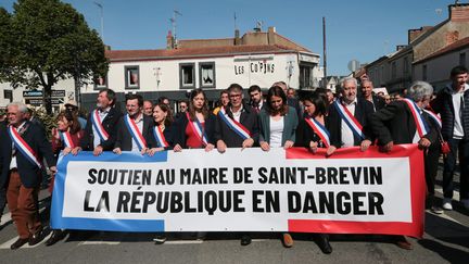 Plus de 2 000 personnes ont participé à la marche en signe de solidarité avec Yannick Morez, maire démissionnaire à Saint-Brevin-les-Pins (Loire-Atlantique) le 24 mai 2023 (LIONEL LE SAUX / MAXPPP)