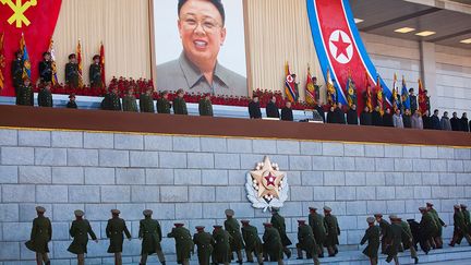 s’approchent du nouveau leader Kim Jong-Un (avril 2012), entouré de militaires et d’officiels, devant le palais-mémorial de Kumsusan à Pyongyang  (David Guttenfelder )