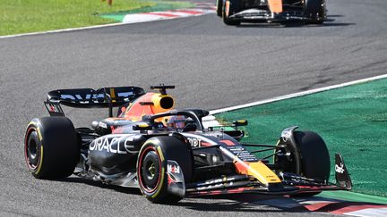 Le pilote néerlandais de Red Bull, Max Verstappen, devant le pilote britannique de McLaren, Lando Norris, lors du Grand Prix du Japon, sur le circuit de Suzuka, le 24 septembre 2023. (KAZUHIRO NOGI / AFP)