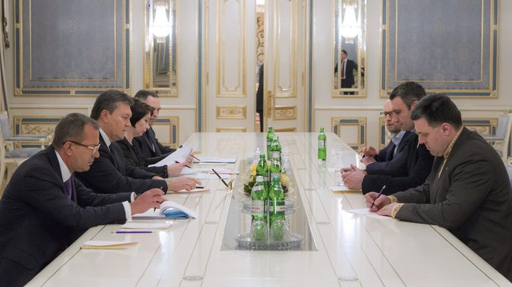 Le pr&eacute;sident ukrainien&nbsp;Viktor Ianoukovitch&nbsp;(2e &agrave; g.) rencontre des membres de l'opposition &agrave; Kiev (Ukraine), le 23 janvier 2014. (MIKHAIL MARKIV / RIA NOVOSTI / AFP)