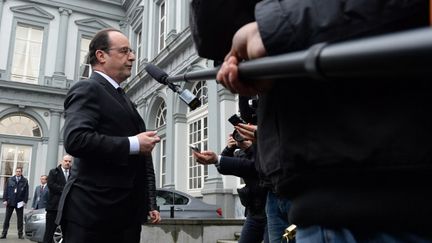 Fran&ccedil;ois Hollande s'adesse &agrave; la presse avant le d&eacute;but d'un sommet europ&eacute;en &agrave; Bruxelles (Belgique), le 19 mars 2015. (JOHN THYS / AFP)