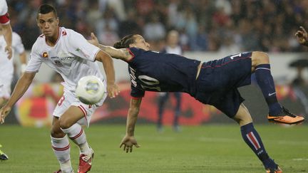 L'attaquant du PSG Zlatan Ibrahimovic, en difficult&eacute; face &agrave; la d&eacute;fense d'Ajaccio, le 18 ao&ucirc;t 2013 au Parc des Princes (Paris).&nbsp; (KENZO TRIBOUILLARD / AFP)