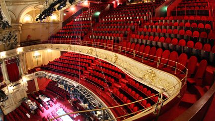 Le théâtre Mogador était censé accueillir la première du spectacle "Le Fantôme de l'Opéra" le 13 octobre, qui a déjà été repoussée. (THOMAS COEX / AFP)