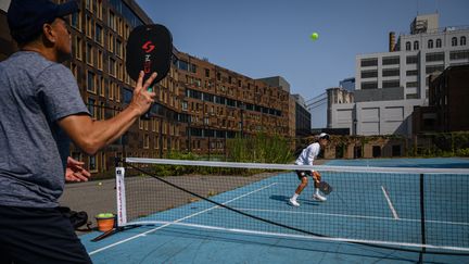 Des joueurs de pickleball dans le quartier de Brooklyn, à New-York, en septembre 2022. (ED JONES / AFP)