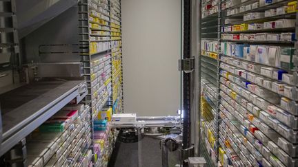 Les stocks d'une pharmacie à Briançon (Hautes-Alpes), le 25 octobre 2023. (THIBAUT DURAND / HANS LUCAS / AFP)