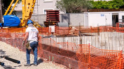 Un ouvrier sur un chantier à Valence (Drôme), le 18 juillet 2023. (NICOLAS GUYONNET / HANS LUCAS  / AFP)