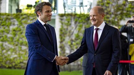 Le président français Emmanuel Macron et le chancelier allemand Olaf Scholz à Berlin (Allemagne), le 9 mai 2022. (EMMANUELE CONTINI / NURPHOTO / AFP)