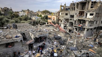 Une opération de secours dans les décombres après un bombardement sur le camp de réfugiés d'al-Maghazi, dans la bande de Gaza, le 25 décembre 2023. (MAHMUD HAMS / AFP)