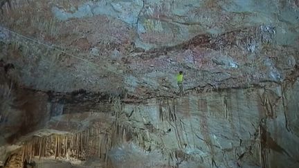 Des funambules traversent la grotte de Dargilan, en Lozère, sur un fil de deux centimètres (FRANCE 3)