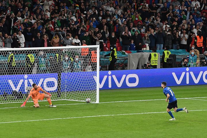 Jorginho&nbsp;prend Unai Simon à contre-pied en demi-finale de l'Euro 2021 et qualifie l'Italie pour la finale, le 6 juillet à Londres (FACUNDO ARRIZABALAGA / AFP)