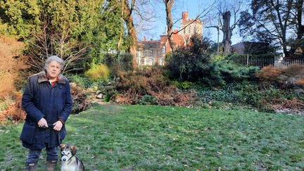 Le comédien Alain Davies devant la résidence d'un oligarque russe dans le Nord de Londres. (RICHARD PLACE / RADIO FRANCE)