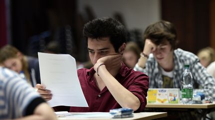 Des lycéens passent une épreuve du baccalauréat le 15 juin 2016 au lycée&nbsp;Fustel-de-Coulanges à&nbsp;Strasbourg. (FREDERICK FLORIN / AFP)