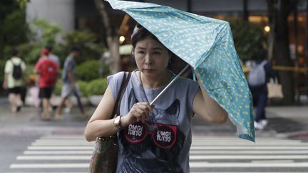 Une passante dans les rues de Taipei, à Taïwan, le 3 septembre 2023. (CHIANGYING-YING / AP)