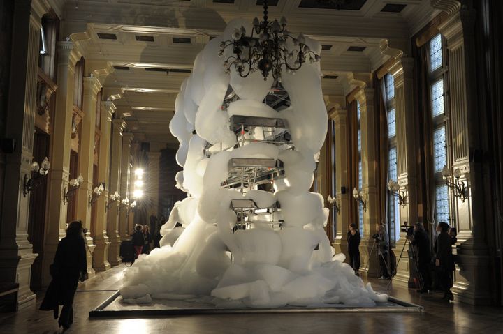 La cascade mousseuse de Michel Blazy dans la salle des mariages de la mairie du IVe arrondissement de Paris
 (BERTRAND GUAY / AFP)