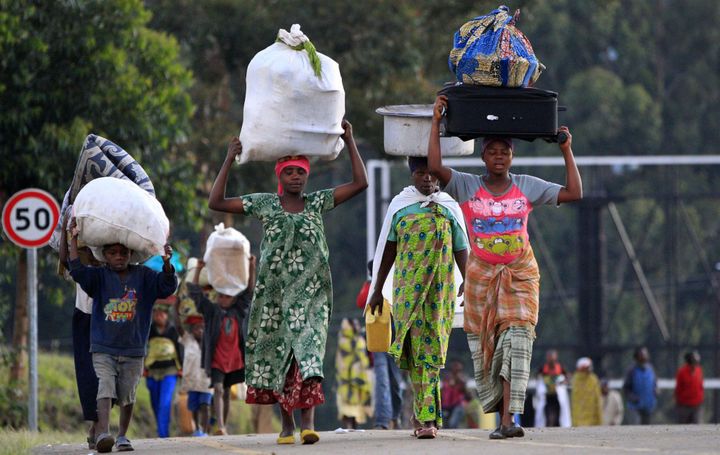 Déplacement de populations lors de combats entre l'armée congolaise et un groupe rebelle à l'est de la RDC, à la frontière avec l'Ouganda. (REUTERS/James Akena)