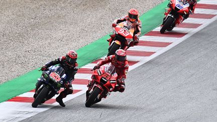 Fabio Quartararo (à gauche) et Francesco Bagnaia (à droite) au Grand Prix d'Autriche, le 15 août 2021. (JOE KLAMAR / AFP)