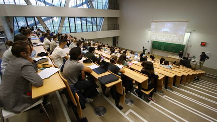 Des étudiants en médecine de l'Université de Picardie Jules Verne, à Amiens. (FRED HASLIN / MAXPPP)