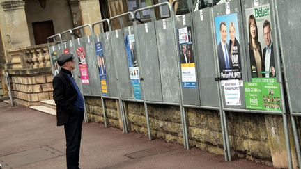 Un homme observe les panneaux &eacute;lectoraux pour la campagne des europ&eacute;ennes, le 12 mai 2014, &agrave; Thionville (Moselle). (  MAXPPP)