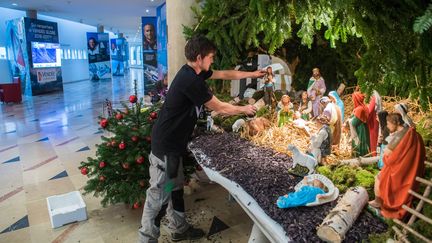 Installation de la crèche de Noël dans le hall de l'hôtel du département de Vendée, en décembre 2016. (MAXPPP)