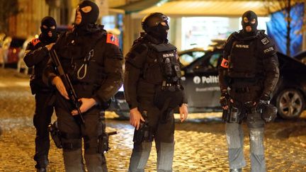 La police intervient dans un périmètre de sécurité, le 22 novembre 2015, à Molenbeek-Saint-Jean, à Bruxelles (Belgique). (CITIZENSIDE/OLIVIER GOUALLEC / AFP)