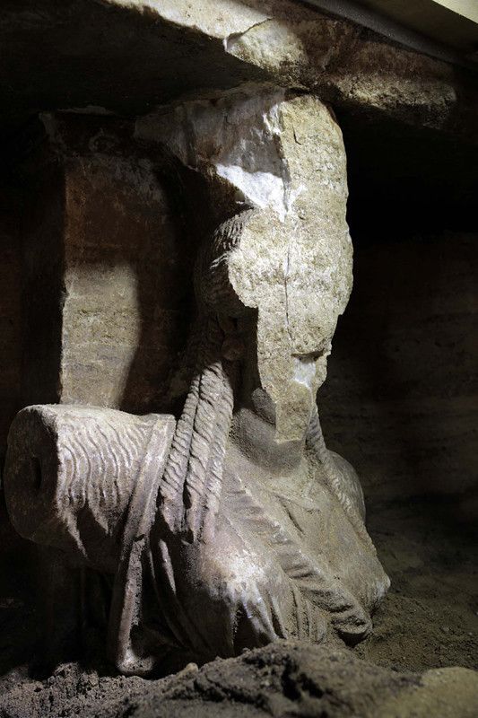 L'autre cariatide découverte à Amphipolis samedi 6 septembre 2014.
 (Ministère grec de la Culture / AFP)