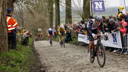 Tadej Pogacar (droite) a décroché Wout Van Aert et Mathieu van der Poel sur le Tour des Flandres le 2 avril 2023. (POOL JAN DE MEULENEIR / AFP)