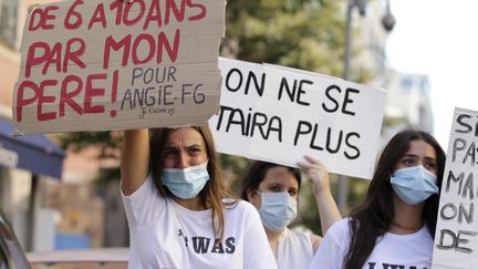 Des femmes brandissent des banderoles lors d'une manifestation contre les violences et les agressions sexuelles à Ajaccio, en Corse, le 5 juillet 2020. (PASCAL POCHARD-CASABIANCA / AFP)