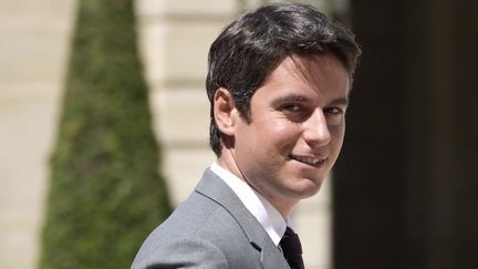 À 34 ans seulement, Gabriel Attal devient le plus jeune Premier ministre de la Ve République. Il commence sa carrière très tôt en devenant député à 28 ans. (France 2)