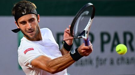 L'Argentin Tomas Martin Etcheverry face au Japonais Yoshihito Nishioka en huitième de finale de Roland-Garros, le 5 juin 2023. (EMMANUEL DUNAND / AFP)