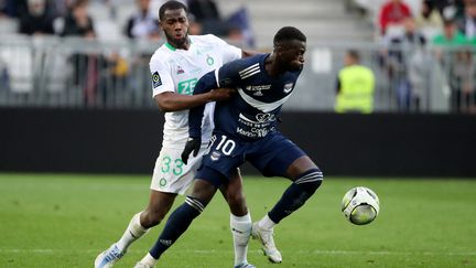 Mbaye Niang et Abdoulaye Bakayoko au duel lors de la rencontre de Ligue 1 entre Bordeaux et Saint-Etienne, le 20 avril 2022 au Matmut Atlantique. (ROMAIN PERROCHEAU / AFP)