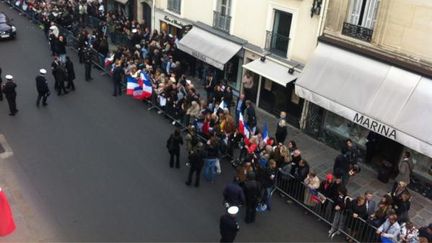 Les partisans de Nicolas Sarkozy se pressent devant les grilles de l'Elys&eacute;e, le 15 mai 2012, &agrave; Paris. (ILAN CARO / FTVI)