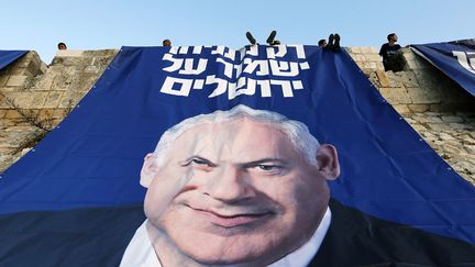 Des militants du Likoud installent une banni&egrave;re &agrave; l'effigie du Premier ministre isra&eacute;lien, Benyamin Netanyahu, &agrave; J&eacute;rusalem (Isra&euml;l), le 20 janvier 2013. (RONEN ZVULUN / REUTERS)