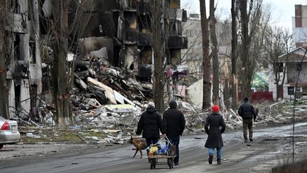 Des bâtiments détruits dans la ville de Borodianka, au nord-ouest de Kiev (Ukraine), le 4 avril 2022. (SERGEI SUPINSKY / AFP)