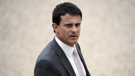 Le ministre de l'Int&eacute;rieur, Manuel Valls, dans la cour de l'Elys&eacute;e, &agrave; Paris, le 17 mai 2012. (LIONEL BONAVENTURE / AFP)