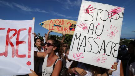 Des jeunes ont manifest&eacute; leur col&egrave;re contre la prolif&eacute;ration des requins au large de la R&eacute;union, mercredi 15 avril, lors d'une marche d'hommage au jeune Elio, surfeur de 13 ans happ&eacute; par un squale trois jours plus t&ocirc;t. (RICHARD BOUHET / AFP)