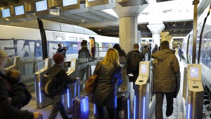 Contrôle de billets à la gare Montpernasse à Paris. (PATRICK KOVARIK / AFP)