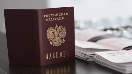 Un passeport russe lors d'une cérémonie de remise de documents russe à Melitopol (est de l'Ukraine), le 11 juin 2022. (ALEXEY MAISHEV / SPUTNIK / AFP)