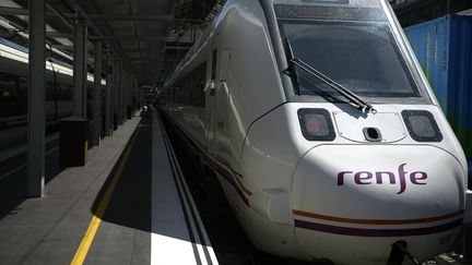 Ujn train de la compagnie espagnole Renfe à la gare de Madrid, le 5 septembre 2019. Photo d'illustration. (GABRIEL BOUYS / AFP)