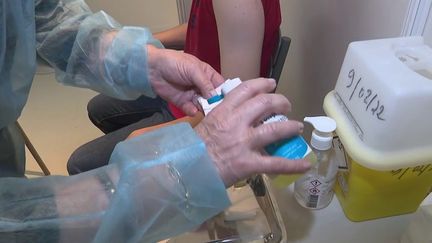 À partir du mardi 15 février, ceux qui n'auront pas fait leur rappel de vaccin contre le&nbsp;Covid-19&nbsp;plus de quatre mois après leur dernière injection perdront leur pass vaccinal.&nbsp;Cette échéance concernerait 4 millions de Français. (FRANCE 2)