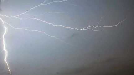 Un orage à Saint-Ouen-l'Aumône, le 1er ma 2024 (photo d'illustration). (BRUNO LEVESQUE / MAXPPP)