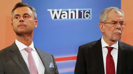 Norbert Hofer, candidat d'extrême droite et Alexander Van der Bellen, candidat écologiste, lors d'un débat télévisé pour la présidentielle, à Vienne (Autriche), le 24 avril 2016. (HEINZ-PETER BADER / REUTERS)