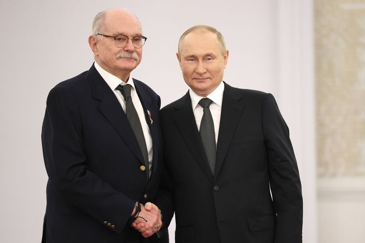 Le réalisateur Nikita Mikhalkov avec le président russe Vladimir Poutine lors d'une cérémonie au cours de laquelle le dirigeant russe a remis au réalisateur une médaille "Héros du travail", au Kremlin, à&nbsp; Moscou (Russie), le 12 juin 2022 (SERGEI SAVOSTYANOV/TASS/SIPA USA/SIPA / SIPA USA)