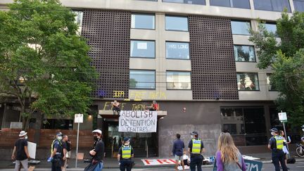 Le 6 janvier 202, des gens manifestent devant le Park Hotel, centre de rétention où est Novak Djokovic depuis l'annulation de son visa. (RECEP SAKAR / ANADOLU AGENCY)